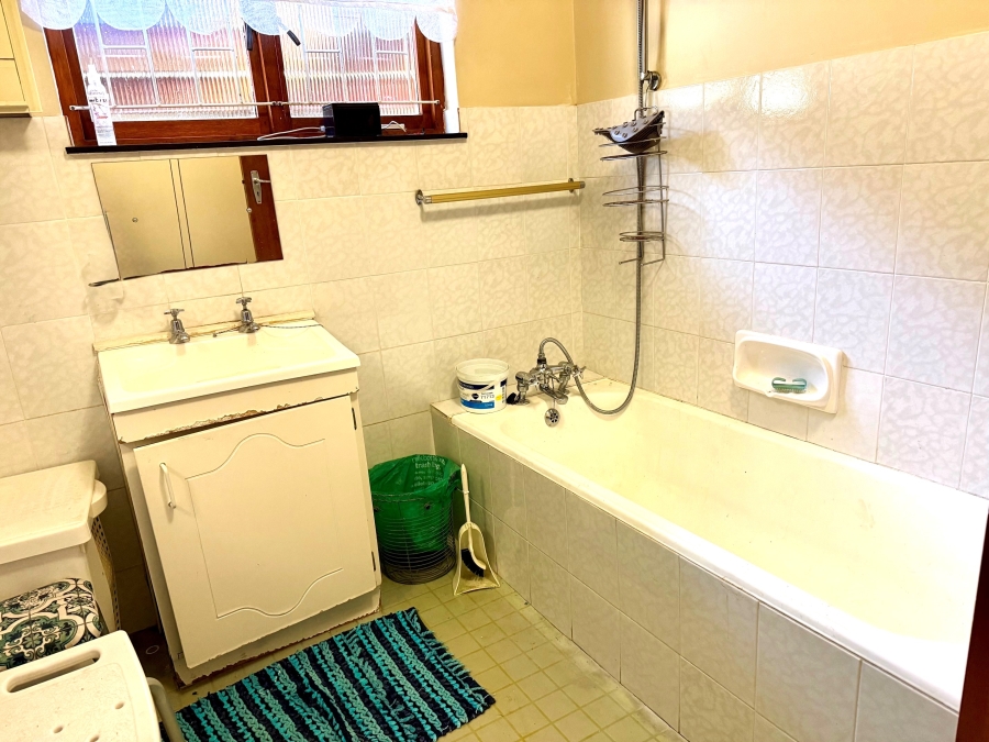 4 Bedroom Property for Sale in Bergzicht Western Cape
